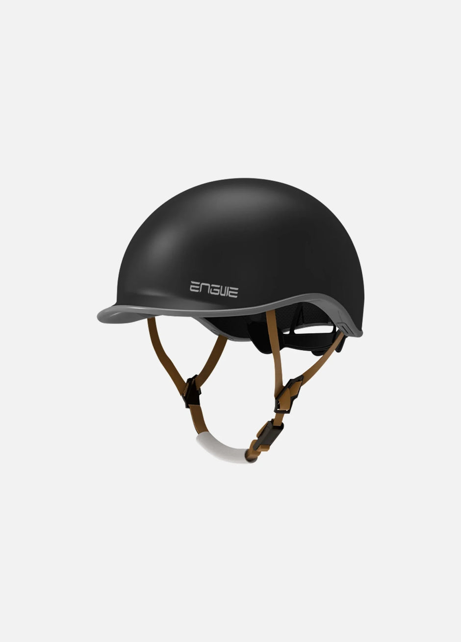ENGWE Urban bike helmet in matte black with magnetic buckle, three-quarter view